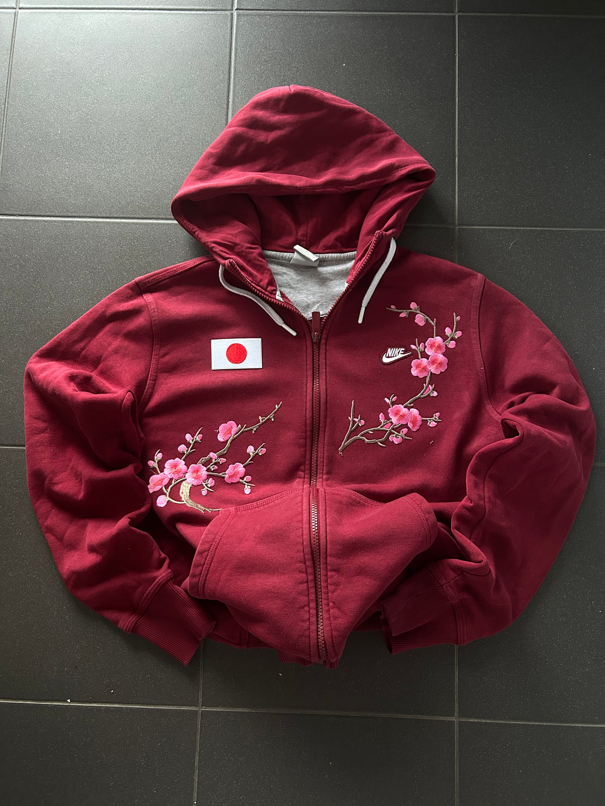 Czerwona bluza Nike rozpinana japan sakura z kapturem