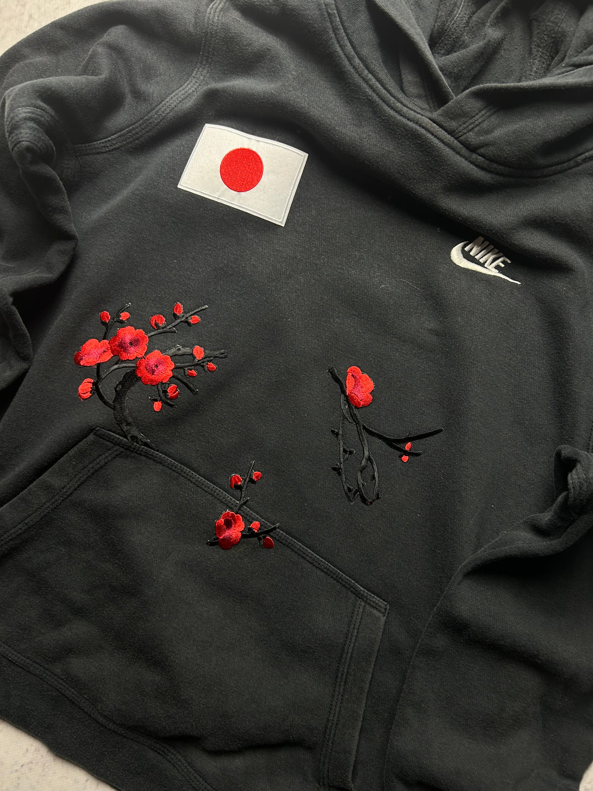 Czarna bluza hoodie Nike custom japan style sakura czerwone kwiaty