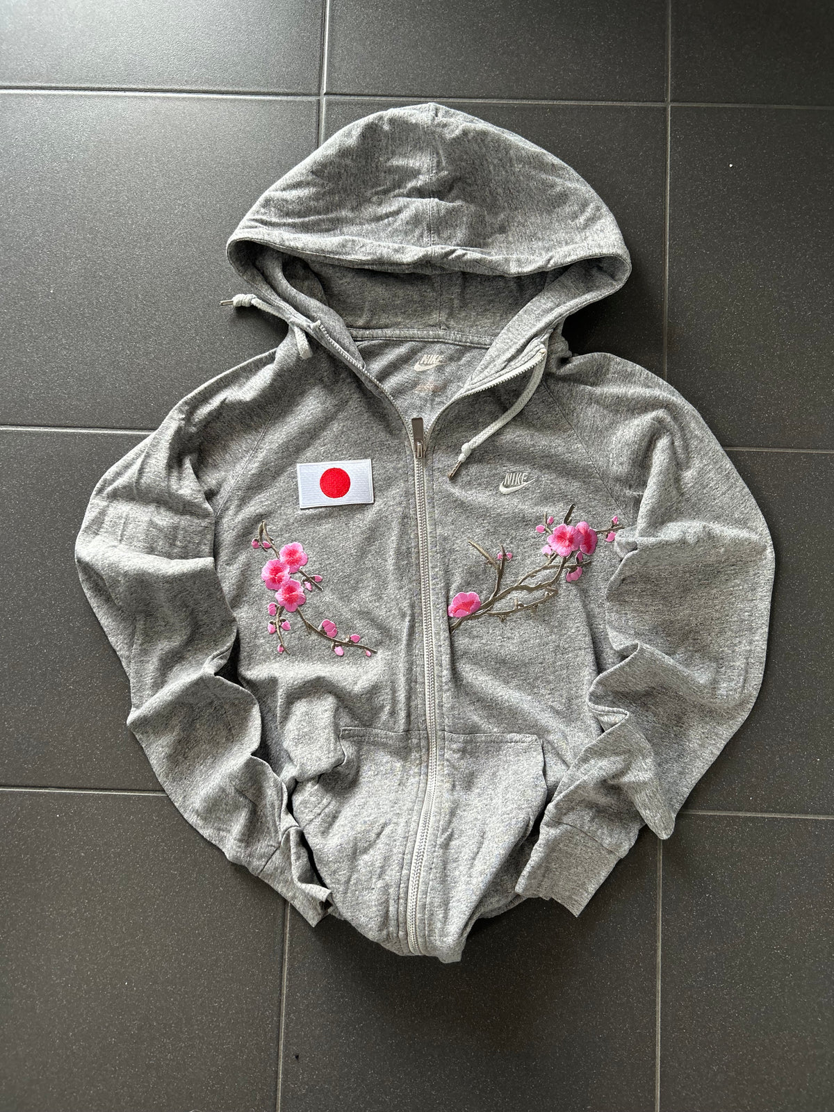Szara bluza rozpinana Nike custom hoodie japan sakura motyw