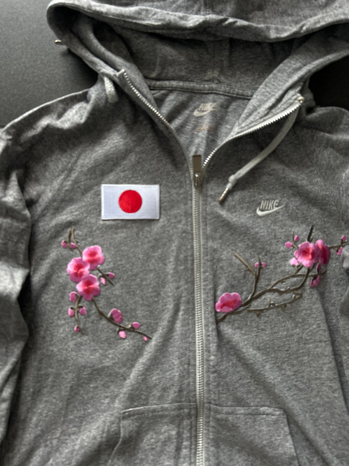 Szara bluza rozpinana Nike custom hoodie japan sakura motyw
