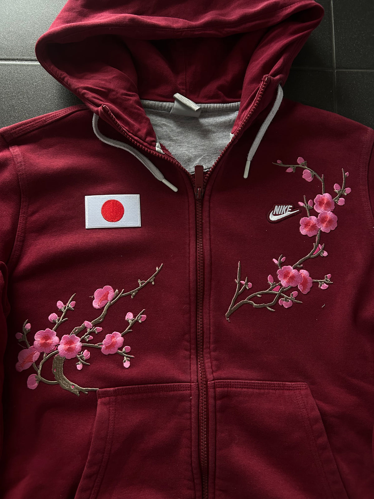 Czerwona bluza Nike rozpinana japan sakura z kapturem