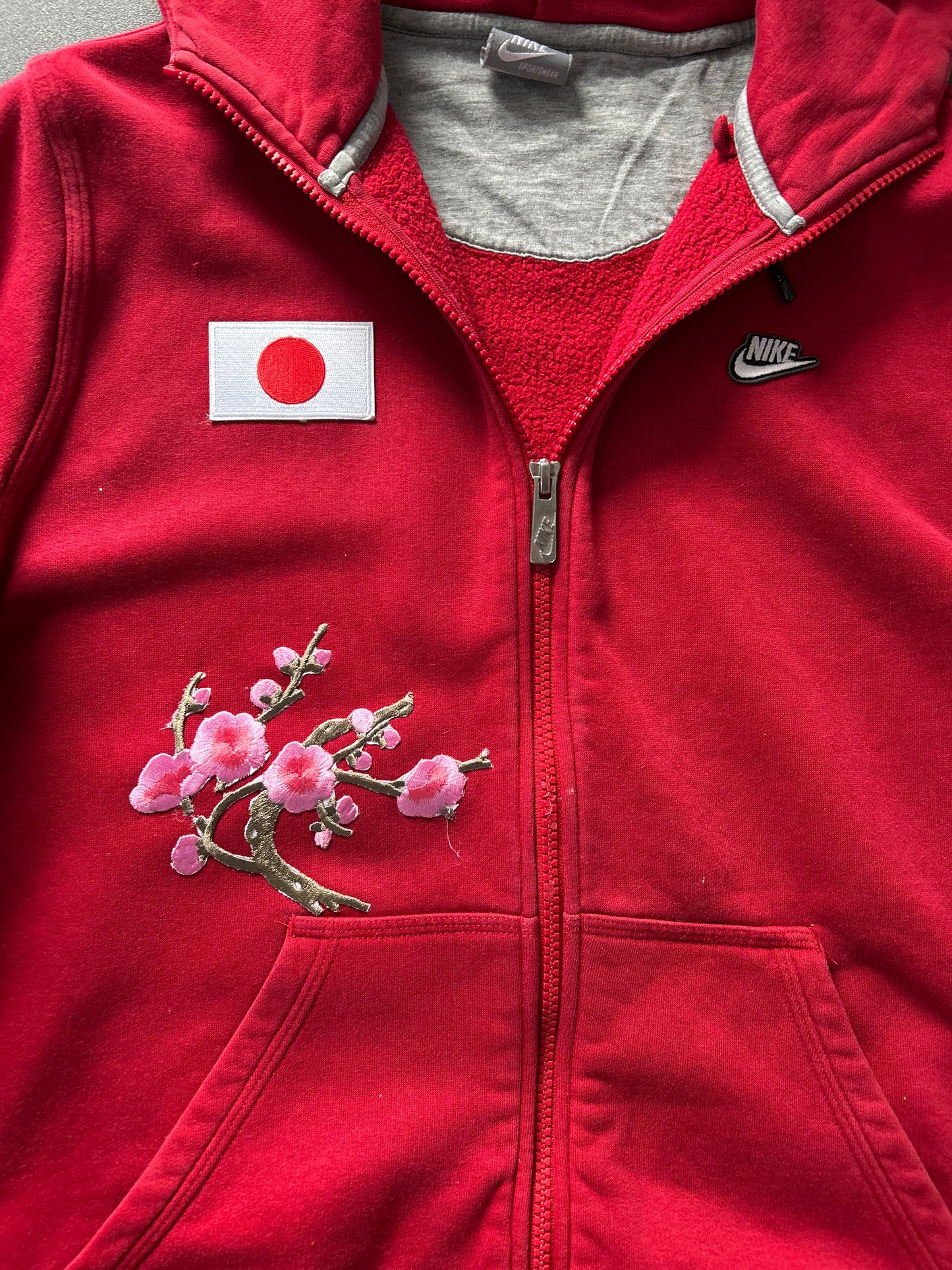 rozpinana czerwona bluza z kapturem Nike w stylu japońskim z motywem sakury (custom)