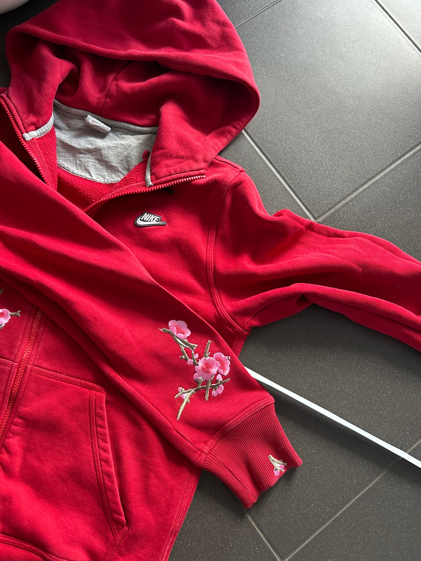 rozpinana czerwona bluza z kapturem Nike w stylu japońskim z motywem sakury (custom)